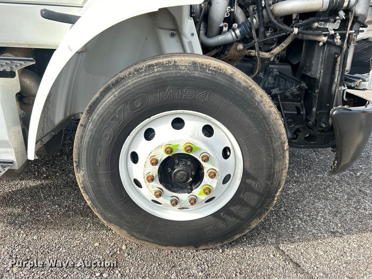 image for item EG0773 2016 International  8600 toter truck