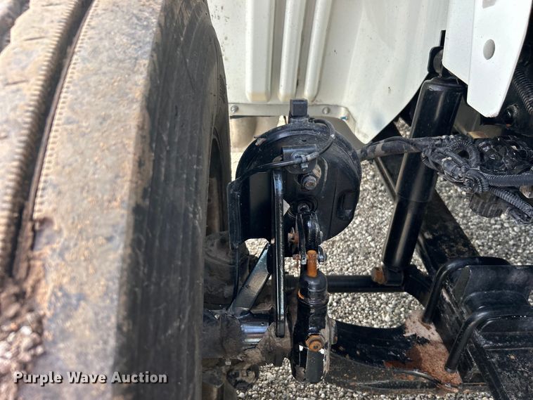 image for item EG0773 2016 International  8600 toter truck