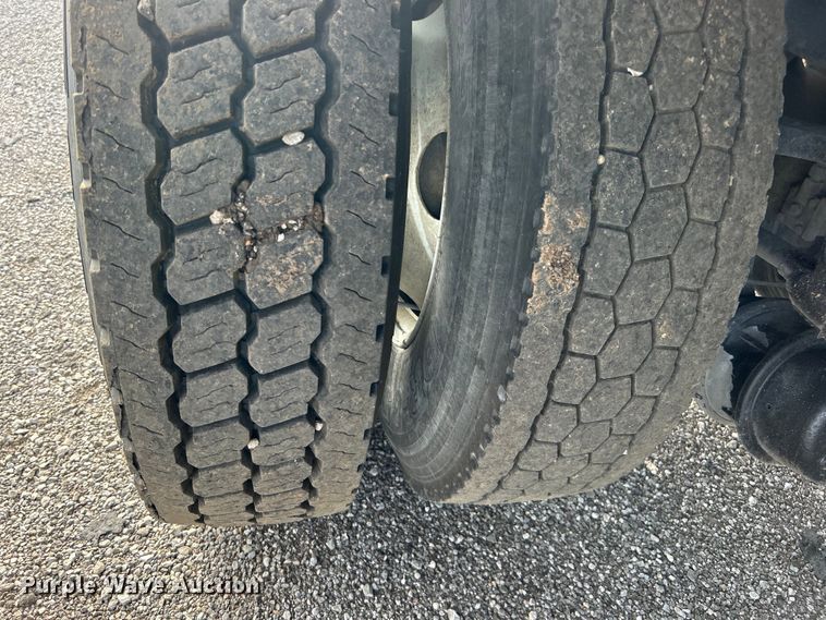 image for item EG0773 2016 International  8600 toter truck