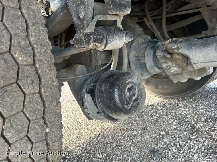 image for item EG0773 2016 International  8600 toter truck