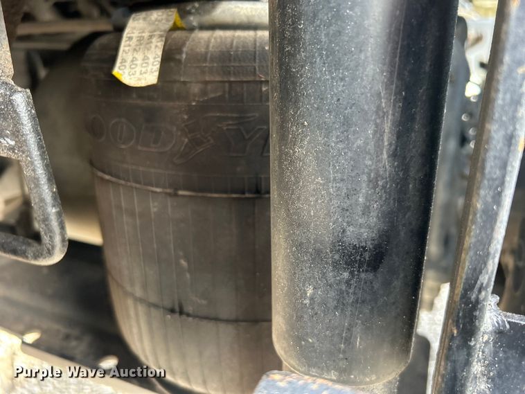 image for item EG0773 2016 International  8600 toter truck