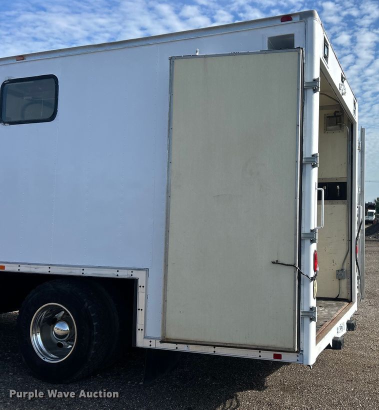 image for item EG0774 2006 GMC C6500 box truck