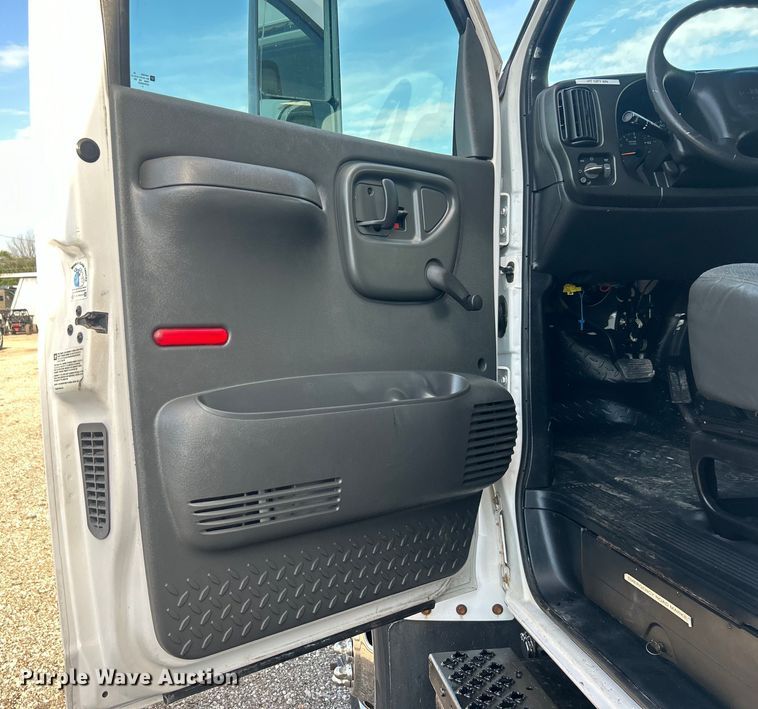 image for item EG0774 2006 GMC C6500 box truck