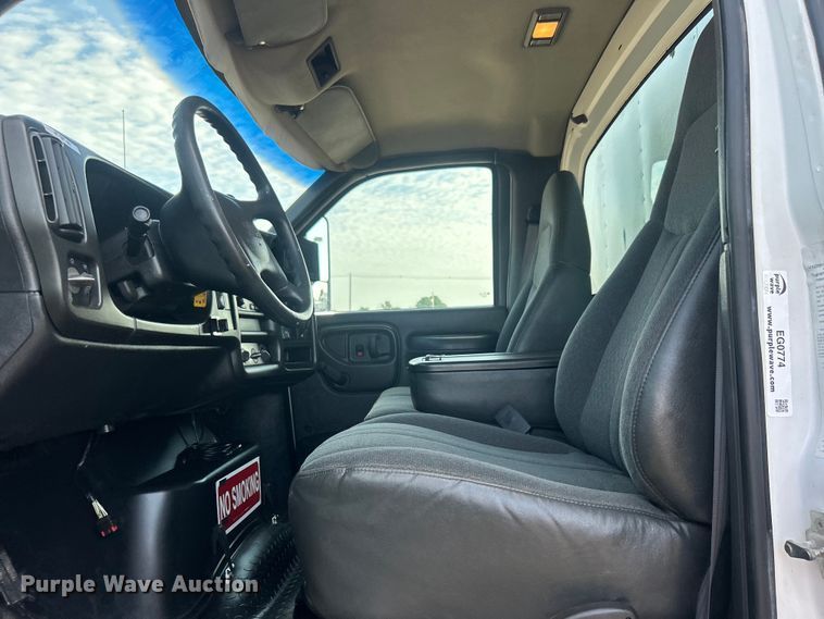 image for item EG0774 2006 GMC C6500 box truck