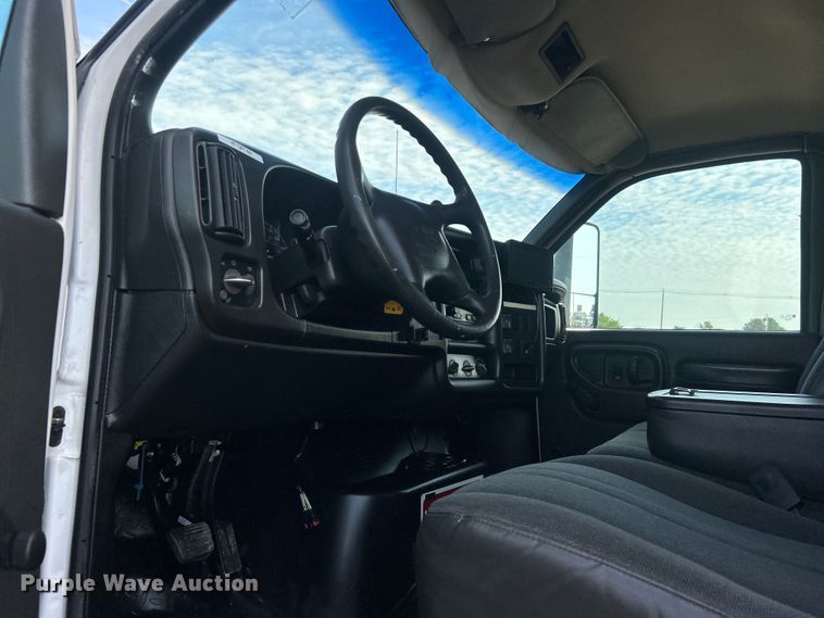 image for item EG0774 2006 GMC C6500 box truck