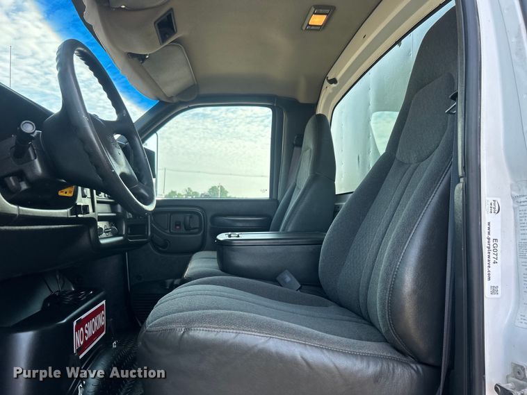 image for item EG0774 2006 GMC C6500 box truck