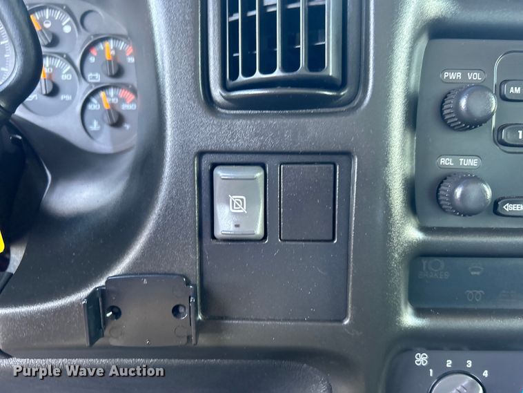 image for item EG0774 2006 GMC C6500 box truck