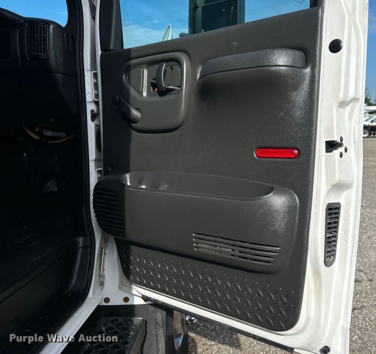 image for item EG0774 2006 GMC C6500 box truck