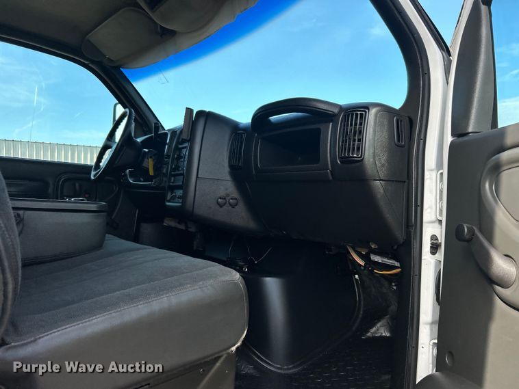 image for item EG0774 2006 GMC C6500 box truck