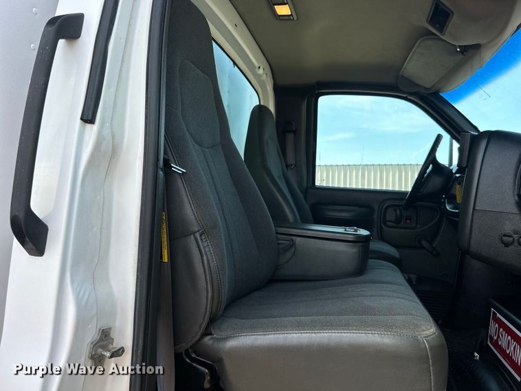 image for item EG0774 2006 GMC C6500 box truck