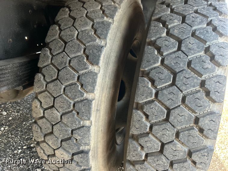 image for item EG0774 2006 GMC C6500 box truck