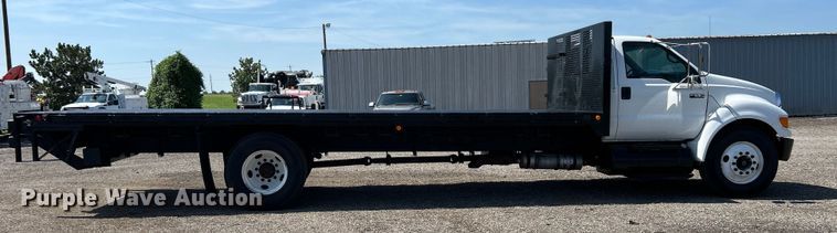 image for item EG0779 2009 Ford F650 Super Duty flatbed truck