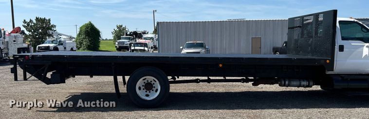 image for item EG0779 2009 Ford F650 Super Duty flatbed truck