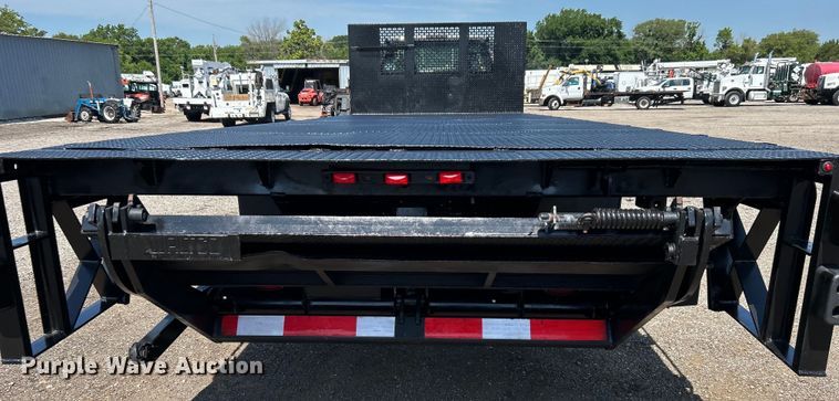 image for item EG0779 2009 Ford F650 Super Duty flatbed truck