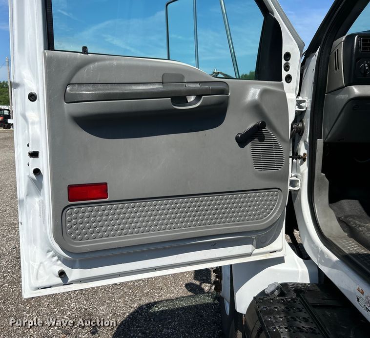 image for item EG0779 2009 Ford F650 Super Duty flatbed truck