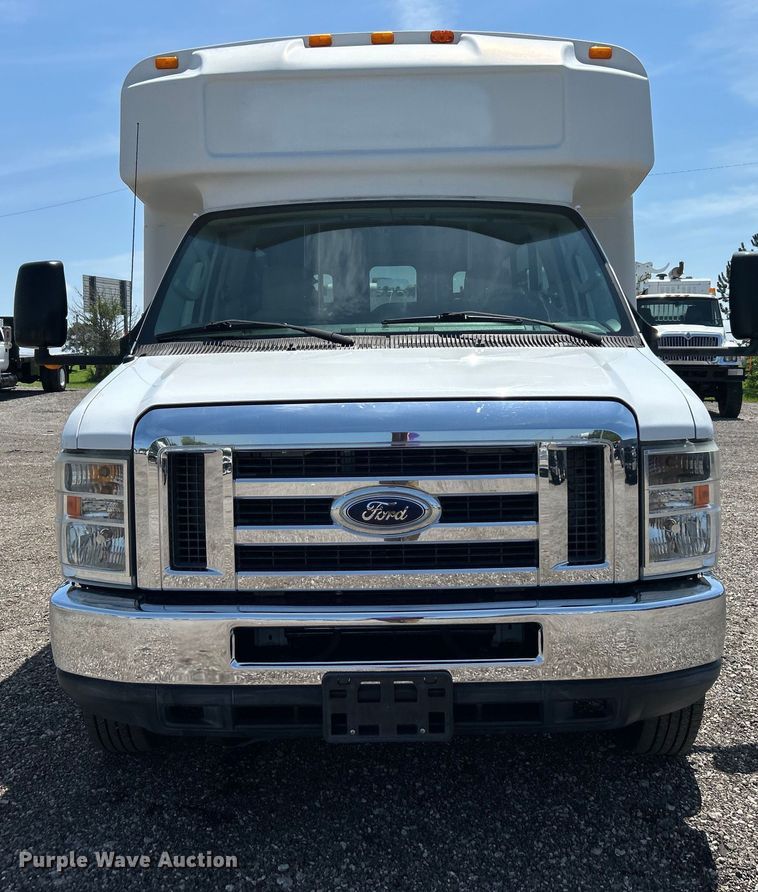 image for item EG0781 2012 Ford E450 Super Duty shuttle bus