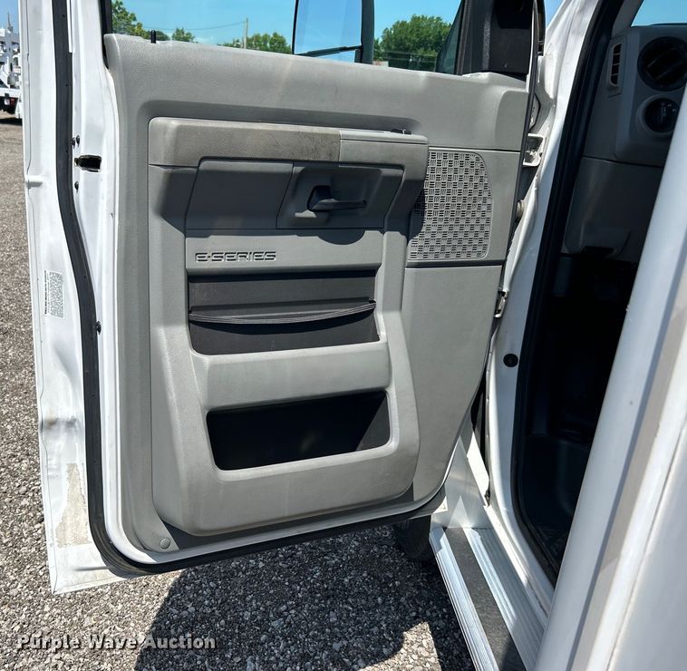 image for item EG0781 2012 Ford E450 Super Duty shuttle bus