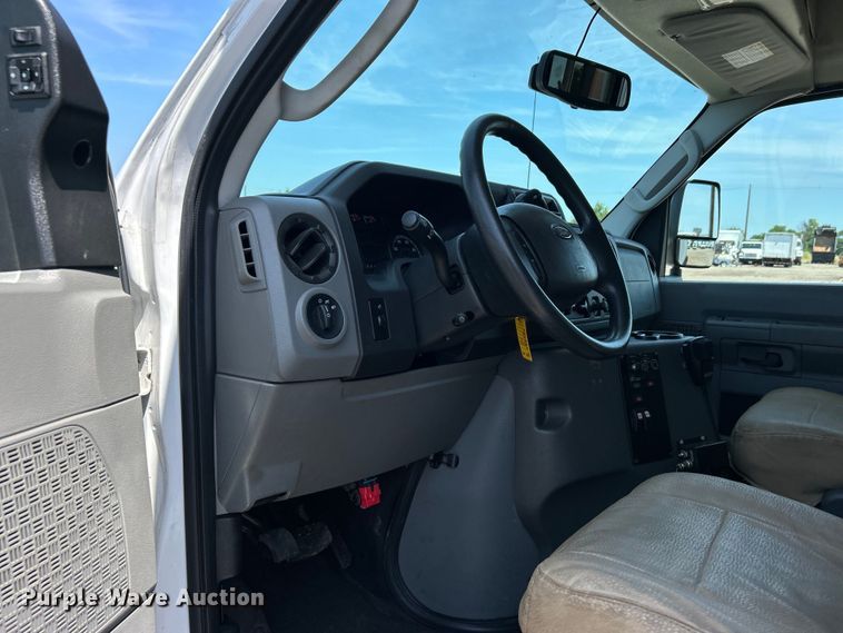 image for item EG0781 2012 Ford E450 Super Duty shuttle bus