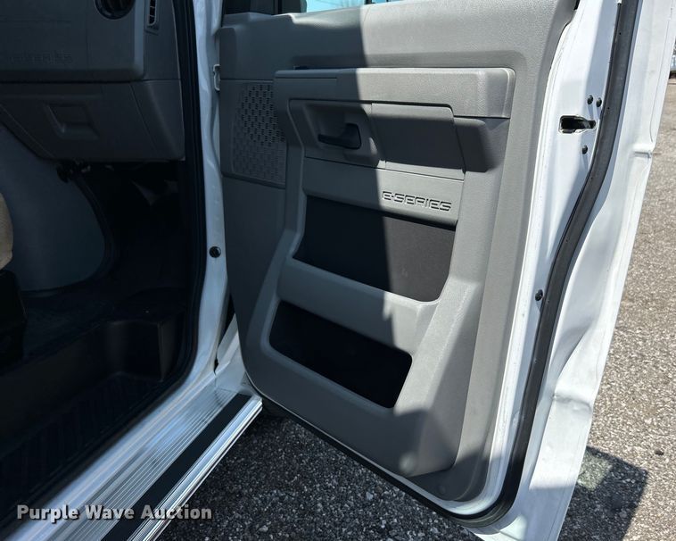 image for item EG0781 2012 Ford E450 Super Duty shuttle bus