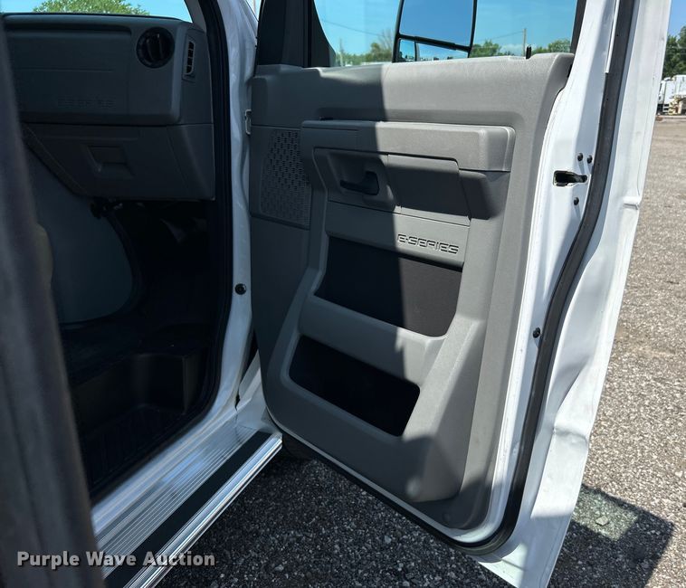 image for item EG0781 2012 Ford E450 Super Duty shuttle bus