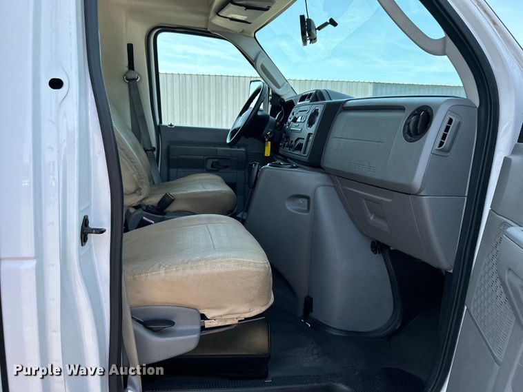 image for item EG0781 2012 Ford E450 Super Duty shuttle bus