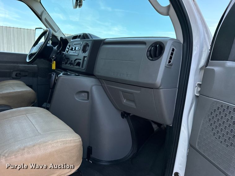 image for item EG0781 2012 Ford E450 Super Duty shuttle bus