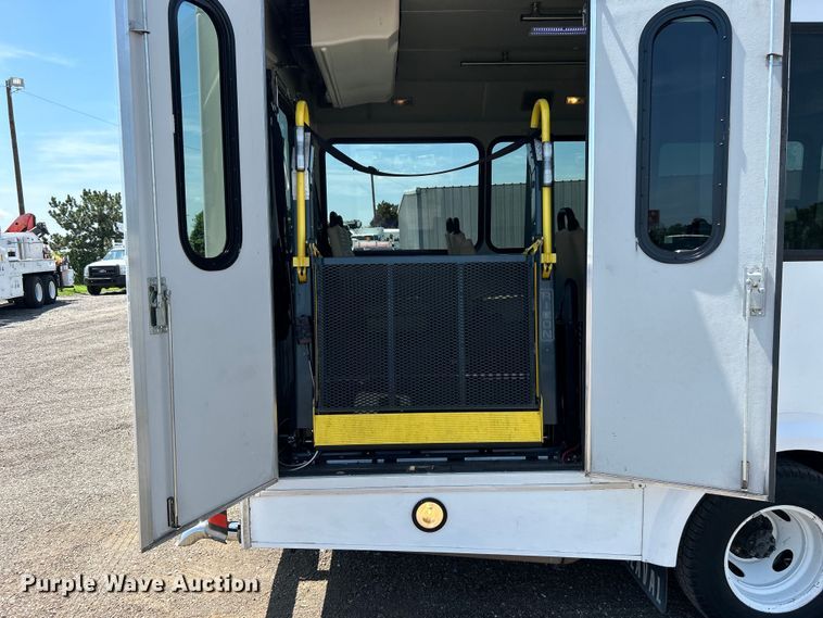 image for item EG0781 2012 Ford E450 Super Duty shuttle bus