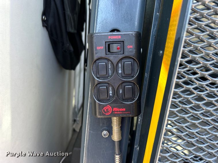 image for item EG0781 2012 Ford E450 Super Duty shuttle bus