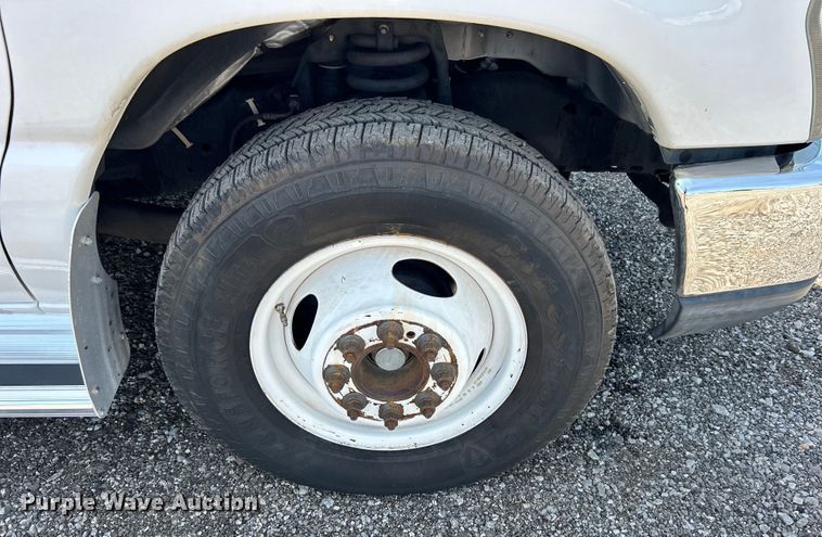 image for item EG0781 2012 Ford E450 Super Duty shuttle bus