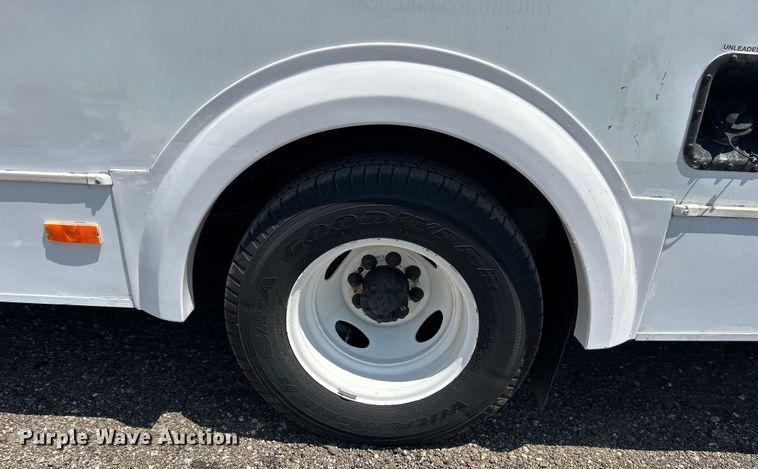 image for item EG0781 2012 Ford E450 Super Duty shuttle bus