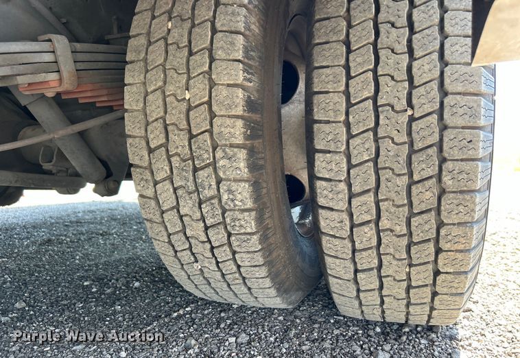 image for item EG0781 2012 Ford E450 Super Duty shuttle bus