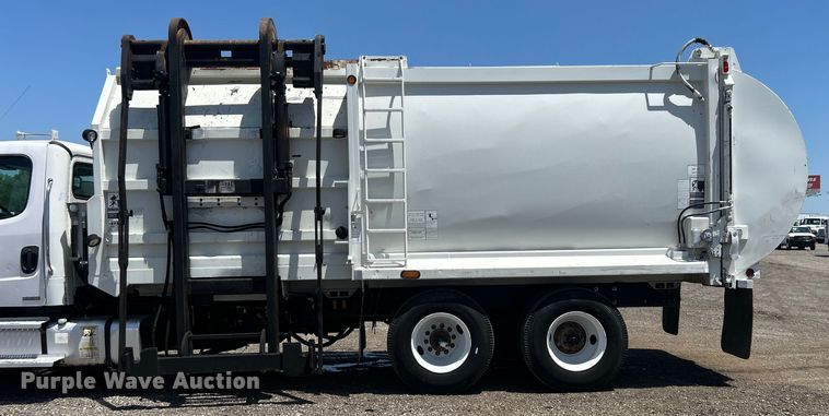 image for item EG0794 2004 Freightliner  Business Class M2 refuse truck