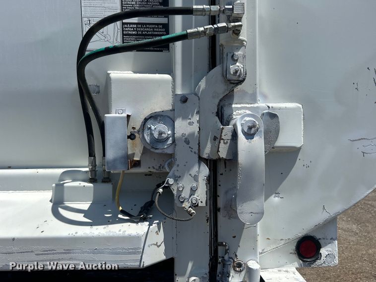 image for item EG0794 2004 Freightliner  Business Class M2 refuse truck