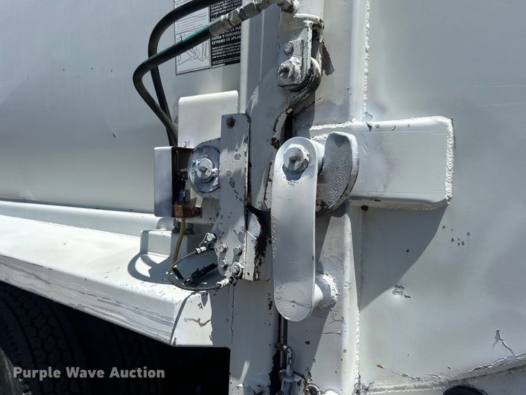 image for item EG0794 2004 Freightliner  Business Class M2 refuse truck