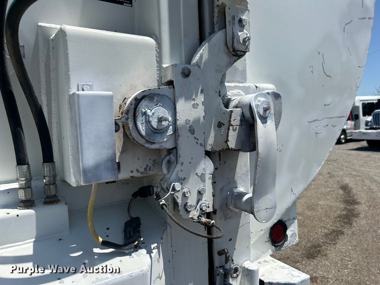 image for item EG0794 2004 Freightliner  Business Class M2 refuse truck