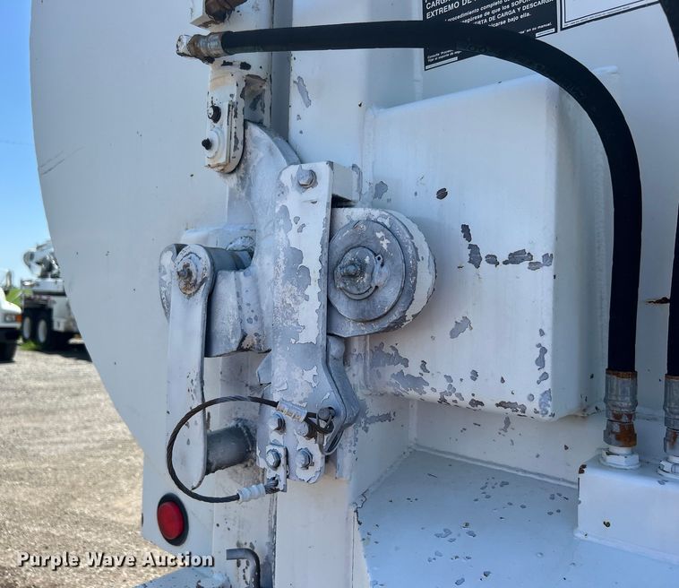 image for item EG0794 2004 Freightliner  Business Class M2 refuse truck