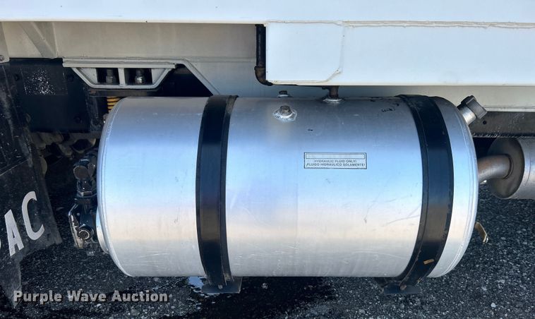 image for item EG0794 2004 Freightliner  Business Class M2 refuse truck