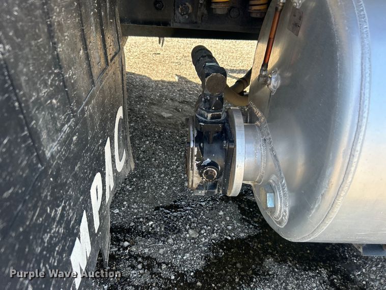 image for item EG0794 2004 Freightliner  Business Class M2 refuse truck