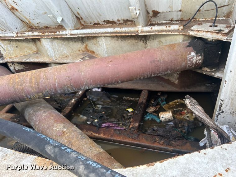 image for item EG0794 2004 Freightliner  Business Class M2 refuse truck