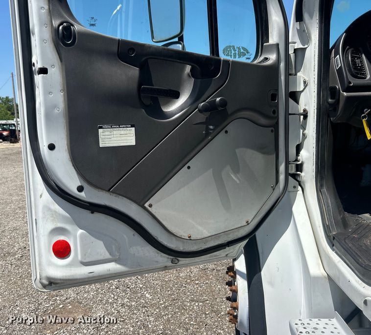 image for item EG0794 2004 Freightliner  Business Class M2 refuse truck