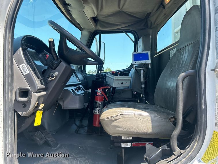 image for item EG0794 2004 Freightliner  Business Class M2 refuse truck