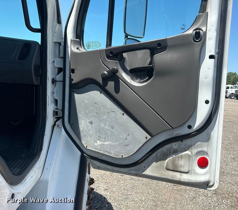 image for item EG0794 2004 Freightliner  Business Class M2 refuse truck