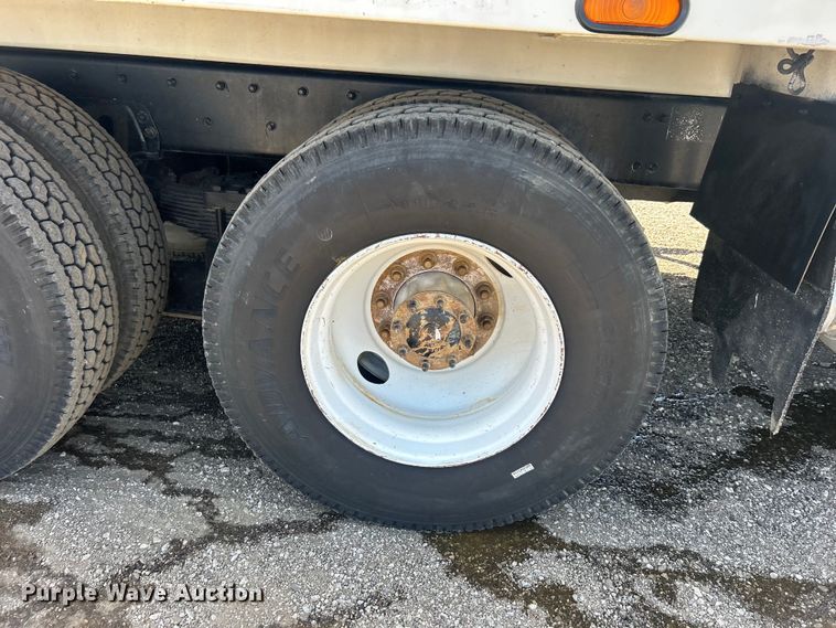 image for item EG0794 2004 Freightliner  Business Class M2 refuse truck