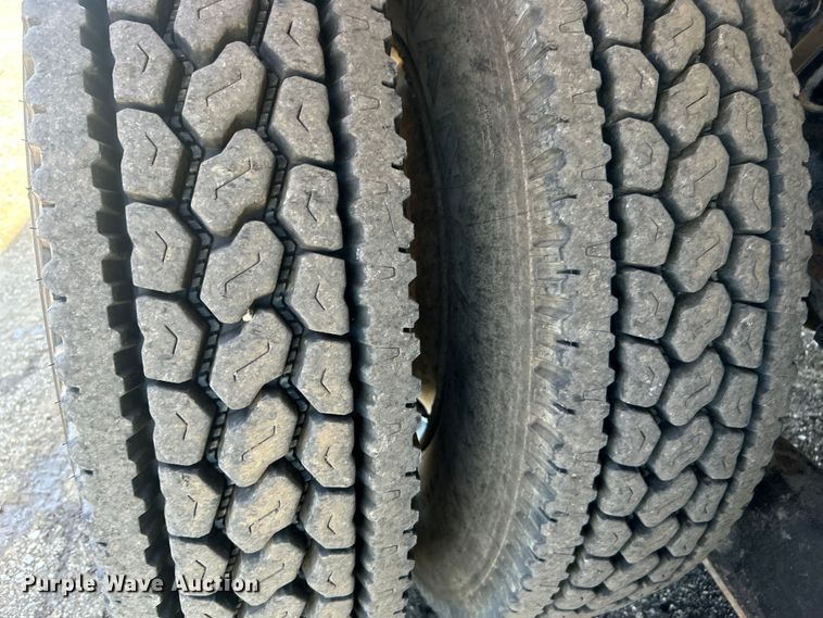 image for item EG0794 2004 Freightliner  Business Class M2 refuse truck