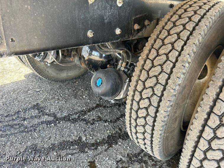 image for item EG0794 2004 Freightliner  Business Class M2 refuse truck