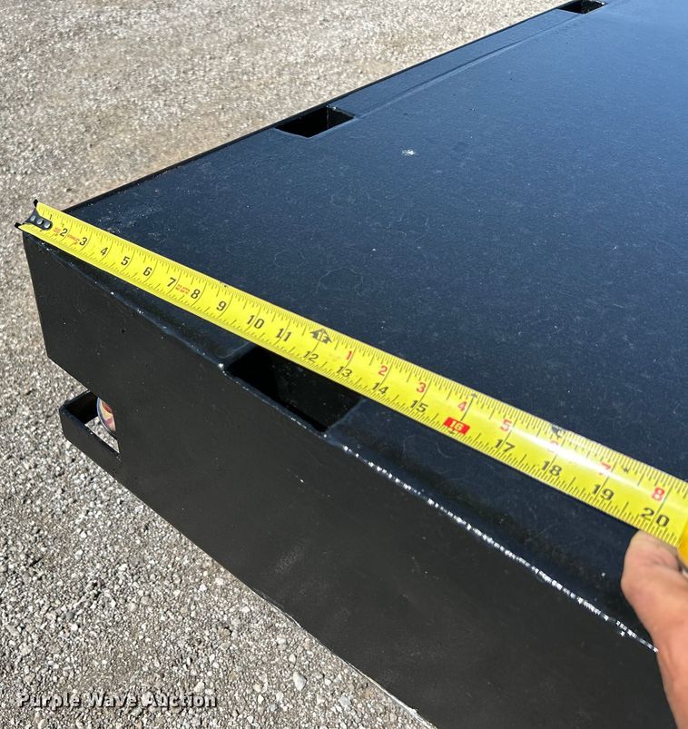 image for item EG1565 2003 GMC C5500 flatbed truck