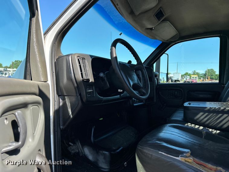 image for item EG1565 2003 GMC C5500 flatbed truck