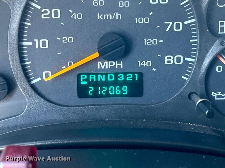 image for item EG1565 2003 GMC C5500 flatbed truck