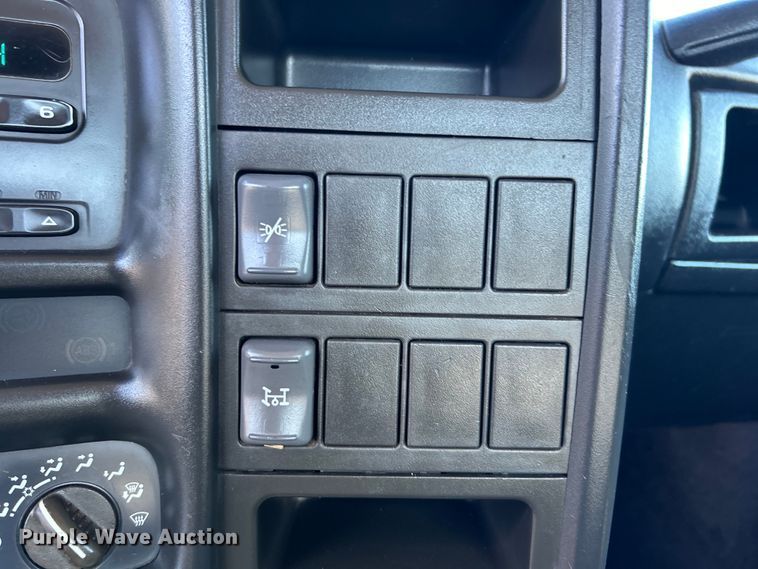 image for item EG1565 2003 GMC C5500 flatbed truck