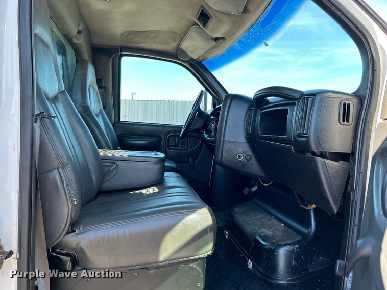 image for item EG1565 2003 GMC C5500 flatbed truck